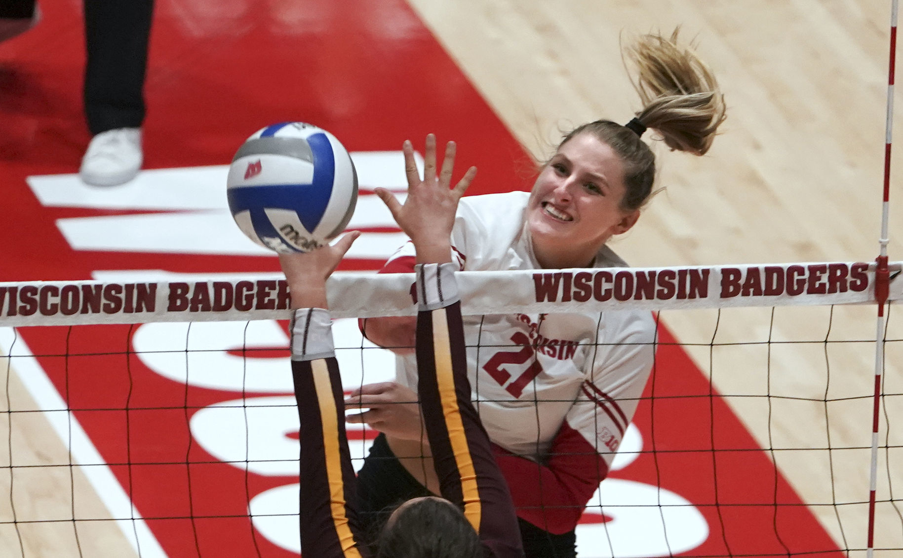 2019-10-13-UW vs MN Volleyball 04-10132019172318